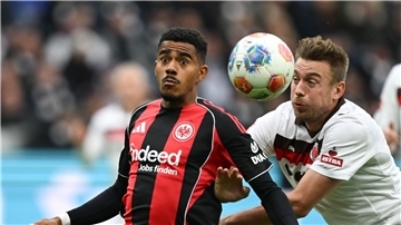 Dank Burkardt: Frankfurts Sieg verschärft St. Paulis Krise Lieferten sich ein umkämpftes Duell: Eintracht Frankfurt um Ansgar Knauff (l) und der FC St. Pauli um Hauke Wahl (r).