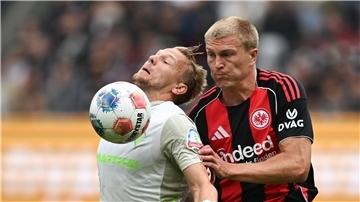 Lieferten sich packende Zweikämpfe: Bremens Marco Grüll (l) und Frankfurts Rasmus Kristensen (r).