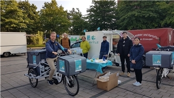 Lieferung frei Haus mit dem Lastenfahrrad: Das Team von „Lehe liefert“ stellte das Projekt am Sonnabend auf dem Leher Wochenmarkt vor (von links): Lars Wöltjen, Felix Liebig, Richard Schulte, Uta Kühne, Mattes Leibenath und Thanh Ha Mai.