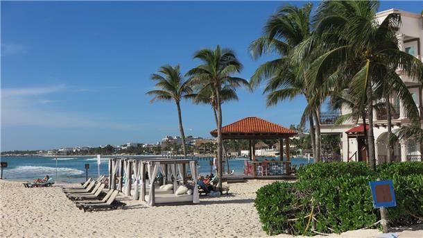 Narbe im Paradies: Maya-Zug rollt durch Mexikos Regenwald Liegestühle stehen am Strand in Playa del Carmen in Yucatan.
