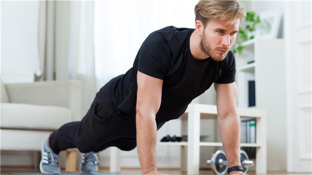 Sportler trainiert zu Hause