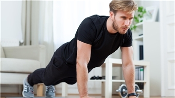 Sportler trainiert zu Hause