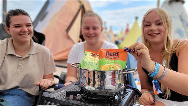 Liesa, Anna und Toni (von links) haben extra einen Gaskocher mitgeschleppt. "Gute Wahl", sagt Anna, "so wird der Reis schneller heiß."