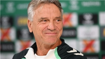 Ließ dem neuen Star Samuel Mbangula noch eine Pause: Werders Trainer Horst Steffen 