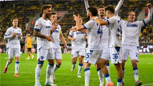 Karlsruher SC verschenkt Auswärtssieg in Dresden Lilian Egloff (Karlsruher SC, 5.v.l.) jubelt nach seinem Tor zum 1:2 mit seinen Mitspielern.