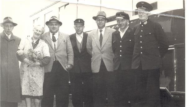 Lilli Bühring war die Wirtin der Bahnhofsgaststätte Ellwürden. Das Foto aus den 50er Jahren zeigt sie gemeinsam mit Vertretern der Butjadinger Bahn.