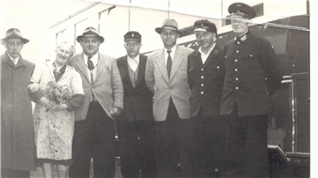 Lilli Bühring war die Wirtin der Bahnhofsgaststätte Ellwürden. Das Foto aus den 50er Jahren zeigt sie gemeinsam mit Vertretern der Butjadinger Bahn.