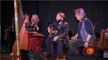 Lilo Kraus gastierte in der Jahnhalle gemeinsam mit Paulo Morello an der Gitarre (Mitte) und Chris Schmitt an der Mundharmonika.
