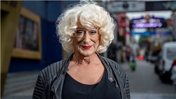 Lilo Wanders, Travestiekünstler, steht auf der Großen Freiheit im Hamburger Stadtteil St. Pauli. Wanders feiert am 22. September 2020 seinen 65. Geburtstag.