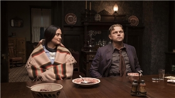 Lily Gladstone als Mollie Burkhart und Leonardo DiCaprio als Ernest Burkhart in einer Szene des Films „Killers of the Flower Moon“.