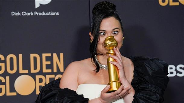 Bombe statt Barbie: „Oppenheimer“ räumt bei Golden Globes ab Lily Gladstone muss ihren Preis offenbar genau anstarren.