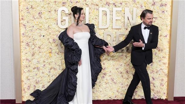Bombe statt Barbie: „Oppenheimer“ räumt bei Golden Globes ab Lily Gladstone und Leonardo DiCaprio kommen zur Verleihung der Golden Globes.