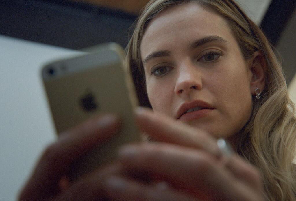 Lily James spielt Whitney Wolfe Herd.