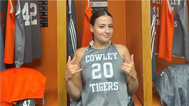Lily Rhomberg aus Bremerhaven in der Umkleidekabine ihres College-Basketballteams.