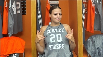 Lily Rhomberg aus Bremerhaven in der Umkleidekabine ihres College-Basketballteams.