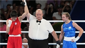 Lin Yi-ting aus Taiwan (l) holt sich Olympia-Gold im Boxen.