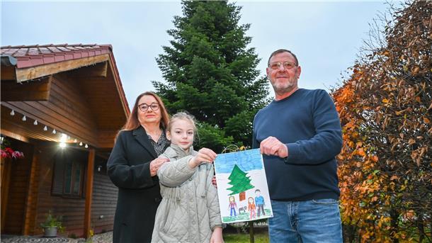 Ein echter Hingucker: Der Bremerhavener Weihnachtsbaum steht Linda von Oesen und Dieter Güll mit Enkelin Marie haben den Weihnachtsbaum gespendet.