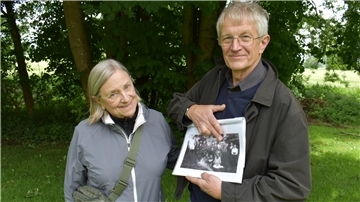 Linda Westermann-Boyle mit Werner Blohm im Garten