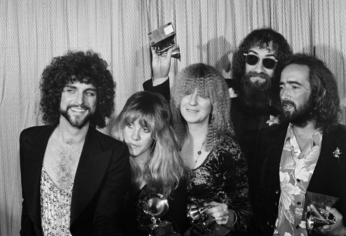 Berühmte Breakup-Alben der Popmusik Lindsey Buckingham (l-r), Stevie Nicks, Christine McVie, Mick Fleetwood und John McVie, Mitglieder der Rockgruppe Fleetwood Mac, posieren mit ihrem Grammy Award für das Album des Jahres „Rumours“.