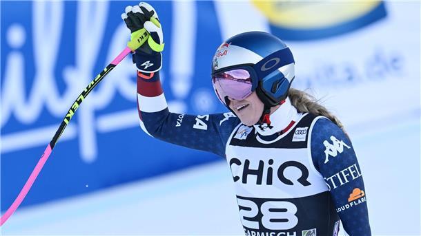 Lindsey Vonn winkt nach ihrem Ausscheider den Fans.