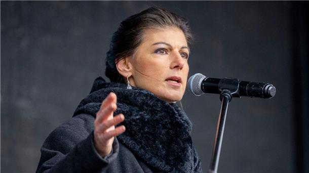 Tausende folgen Demo-Aufruf von Wagenknecht und Schwarzer Linke-Politikerin Sahra Wagenknecht ruft zu einem „Startschuss für eine neue starke Friedensbewegung“ auf.