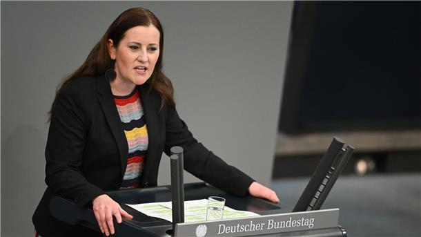 Linken-Vorsitzende Janine Wissler spricht sich gegen schulische Hausaufgaben aus.