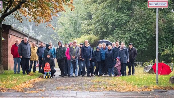 Bürger protestieren gegen geplante Zufahrt.