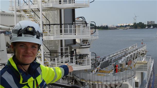 Links der Turm mit dem Aufzug, rechts die Plattform mit der Gangway. Darüber steigen die Servicetechniker auf See vom Schiff „Bibby Wavemaster Horizon“ auf die Windkraftanlagen über. Jessika Tuitjer von EnBW weiß, wie das abläuft.