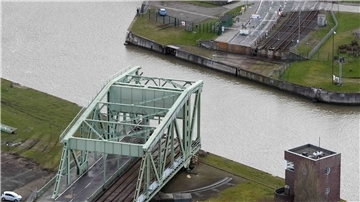 Links neben dem früheren Brückenverlauf will Bremenports eine Fähre als provisorische Kanal-Überquerung deponieren. Die Fähre wird nur den Werksverkehren der Hafenbetriebe zur Verfügung stehen, nicht aber den privaten Autofahrern, Radlern oder Fußgängern.