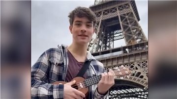 Linus Schumacher singt seinen Song in Paris vor dem Eiffelturm. Das Video hat er auf seinem Instragramm-Kanal „linus_tvk2024“ geteilt.