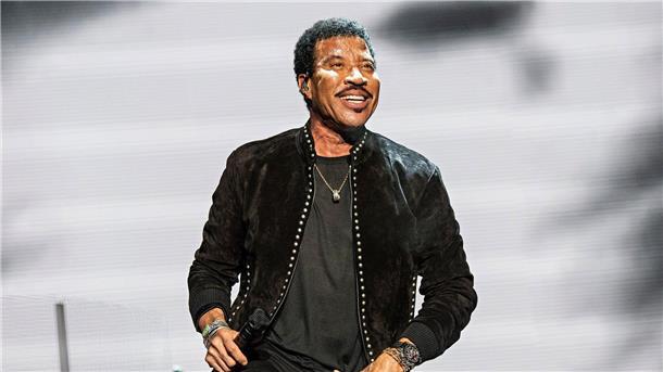 Lionel Richie singt für Charles & Camilla.