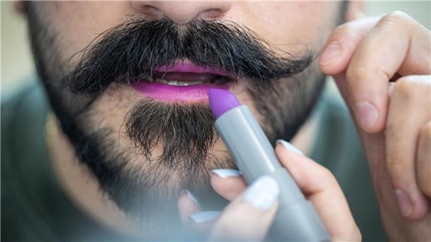 Mr. Lipstick: „Männer sollten mehr Lippenstift tragen“ Lippenstift und Bart passen aus Sicht von Visagist Rene Koch gut zusammen.