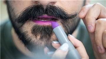 Lippenstift und Bart passen aus Sicht von Visagist Rene Koch gut zusammen.