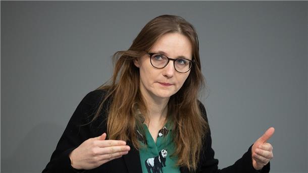 Zweifel bei Grünen an Ausbau von Flüssiggas-Terminals Lisa Badum: Es braucht eine Korrektur der deutschen Gasimportstrategie.