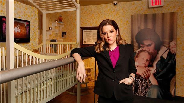 Lisa Marie Presley mit 54 Jahren gestorben Lisa Marie Presley neben ihrem alten Kinderbett in Graceland.