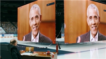 Literaturkritiker Denis Scheck ist bekannt für seine ungewöhnlichen Interviewformate. Als der ehemalige US-Präsident Barack Obama seine Autobiografie veröffentlichte, sendet er in der ARD ein ausführliches Interview aus einer Eishalle und Obama war auf überdimensionalen Bildschirmen zu sehen und hören.