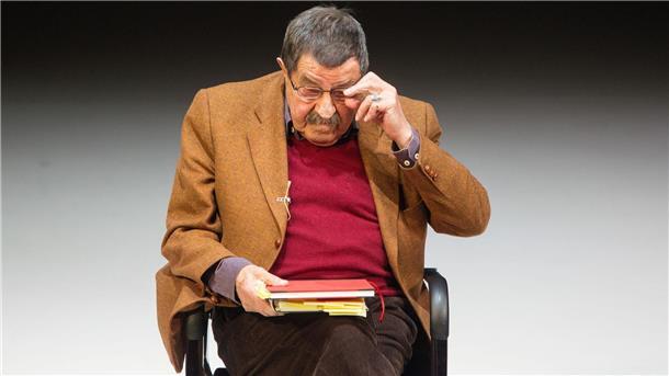 Literaturnobelpreisträger in Cordhose: Der Schriftsteller Günter Grass (1927-2015) liest aus seinen Gedichten vor. (Archivbild von 2013)