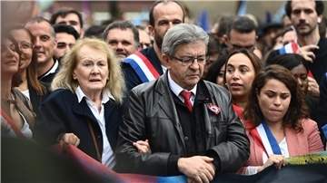 Literaturnobelpreisträgerin Annie Ernaux (l), und Jean-Luc Melenchon (r), Gründer von La France Insoumise (LFI) und Mitglied des Linksbündnisses NUPES, bei der Demo in Paris.