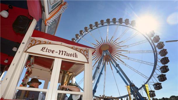 Wiesn in Zeiten der Krisen: „Visitenkarte für Lebensfreude“ Live Blasmusik wird am traditionellen Fahrgeschäft „Krinoline“ gespielt.