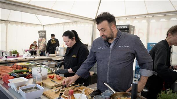 Live-Cooking von Meisterhand: Murat Kirhan & Team lassen sich bei der frischen Zubereitung gerne auf die Finger schauen. Foto: Masorat-f