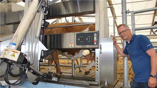 Live-Melken in Tarmstedt: Uwe Meyenburg, DeLaval-Verkaufsleiter für die Region, erklärt dem Messepublikum, wie der Melkroboter funktioniert.