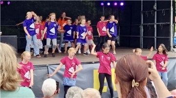 Live-Musik, Blumentombola, Tanzvorführungen und allerlei Aktivitäten für den Nachwuchs: Die Blexer haben ein buntes Dorffest gefeiert.