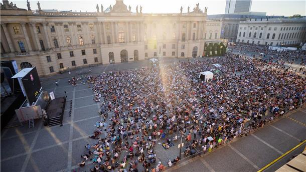 „Staatsoper für alle“ lockt zum Open-Air-Happening Live-Übertragung von Giuseppe Verdis „Don Carlo“ in Berlin - eine Aufführung unter der musikalischen Leitung von Daniele Rustioni.