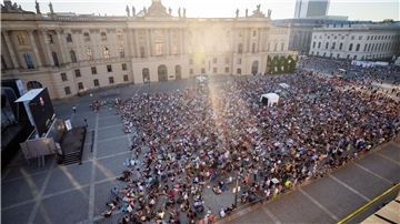 Live-Übertragung von Giuseppe Verdis „Don Carlo“ in Berlin - eine Aufführung unter der musikalischen Leitung von Daniele Rustioni.