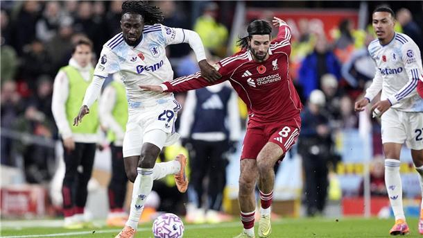 Liverpool mit dem Ex-Leipziger Dominik Szoboszlai (r) lieferte sich zahlreiche Zweikämpfe mit Aston Villa.