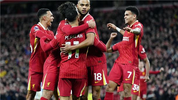 Liverpool verschärft Guardiola-Krise mit 2:0 gegen Man City Liverpools Cody Gakpo feiert den ersten Treffer mit seinen Teamkollegen.