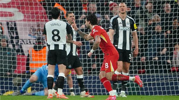 Liverpools Dominik Szoboszlai feiert den ersten Treffer seiner Mannschaft.
