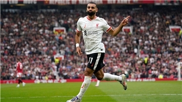 Liverpools Salah jubelt über sein Tor zum 3:0 bei Manchester United.