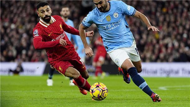 Liverpool verschärft Guardiola-Krise mit 2:0 gegen Man City Liverpools Torschütze Mohamed Salah im Duell mit Man Citys Ilkay Gündogan