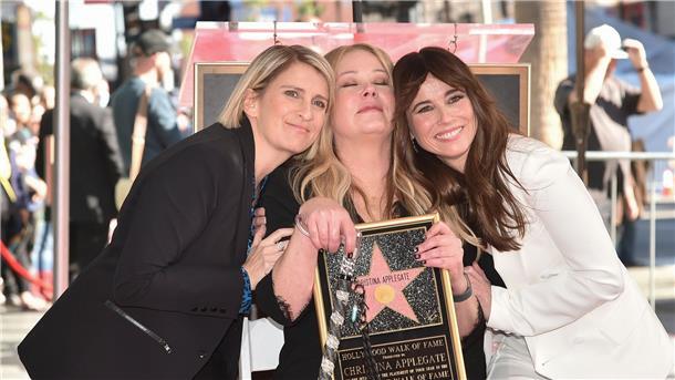 Christina Applegate mit Gehstock bei „Walk of Fame“-Feier Liz Feldman (l-r), Christina Applegate und Linda Cardellini posieren beim „Walk of Fame“ in Hollywood.